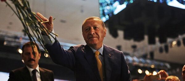 Erdoğan'ın parti genel başkanı seçilmesiyle Türkiye'de cumhurbaşkanlığı hükümet sistemine geçişte önemli bir adım daha atılmış oldu. - Sputnik Türkiye