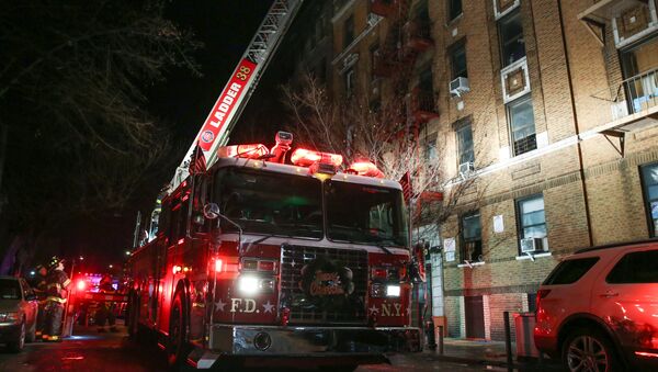 Bronx mahallesindeki hayvanat bahçesi yakınlarından bulunan 5 katlı bir apartmanda çıkan yangında 12 kişi hayatını kaybetti, 4 kişi ise ağır yaralandı. Ölenler arasında 1 yaşındaki bir çocuğun da bulunduğu belirtildi. - Sputnik Türkiye