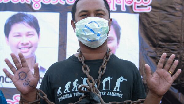 Myanmar'da gazetecilerin tutuklanamasını protesto eden bir eylemci - Sputnik Türkiye
