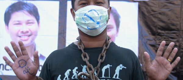 Myanmar'da gazetecilerin tutuklanamasını protesto eden bir eylemci - Sputnik Türkiye