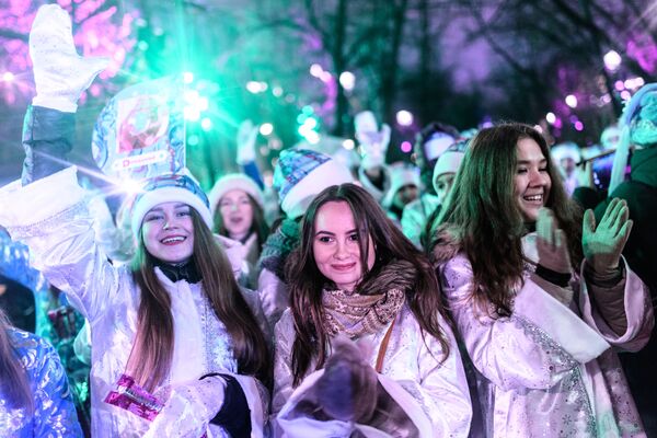 Moskova'da Kar kızları geçidi - Sputnik Türkiye