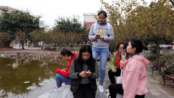 Çin'de cep telefonuyla oynayan gençler - Sputnik Türkiye