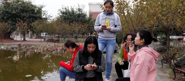 Çin'de cep telefonuyla oynayan gençler - Sputnik Türkiye