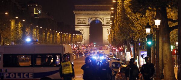 Police seal off the Champs Elysees avenue in Paris, France, after a fatal shooting in which a police officer was killed along with an attacker, Thursday, April 20, 2017. - Sputnik Türkiye