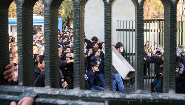 Tahran Üniveristesi'nde öğrencilerle polis çatıştı - Sputnik Türkiye