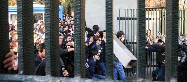 Tahran Üniveristesi'nde öğrencilerle polis çatıştı - Sputnik Türkiye