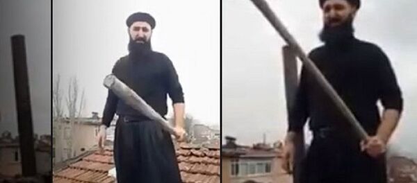 Çatıda sopayla Noel Baba bekleyen adam Çatıda sopayla Noel Baba bekleyen adam - Sputnik Türkiye