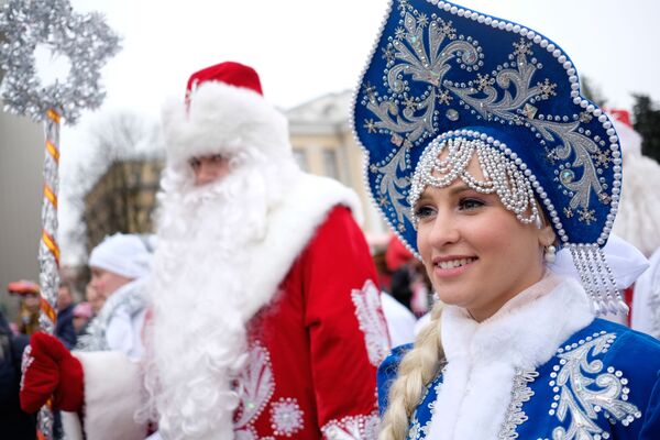 Rusya’nın Krasnodar kentinde Ayaz Dede (Rus Noel Baba) yürüyüşündeki Kar Tanesi (Rus Kar kızı Snegoruçka) - Sputnik Türkiye