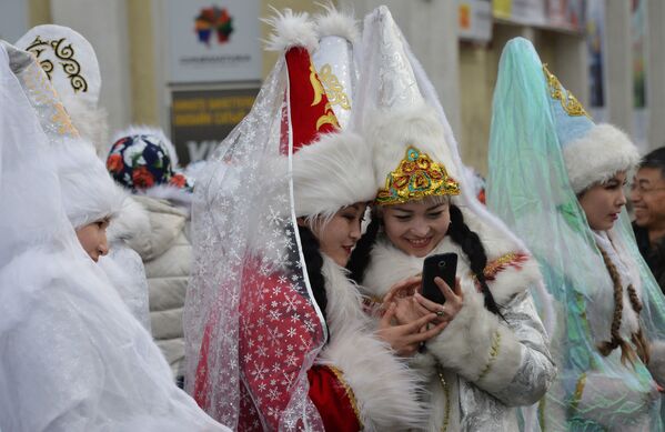 Kırgızistan’ın başkenti Bişkek’teki bir etkinlikteki Kar kızları - Sputnik Türkiye