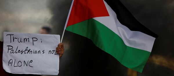 Batı Şeria'da bir pankart: 'Trump, Filistinliler yalnız değildir' - Sputnik Türkiye
