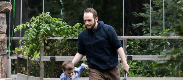 Kanadalı eski rehine Joshua Boyle çocuklarından biriyle - Sputnik Türkiye