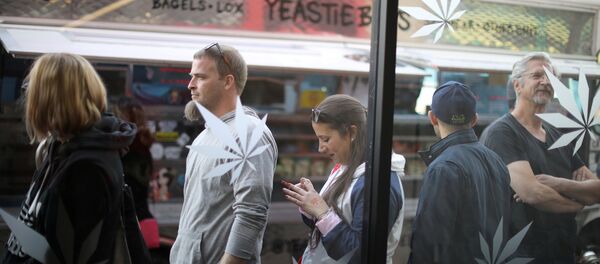 Kaliforniya'da esrar satan bir dükkan önündeki kuyruk - Sputnik Türkiye