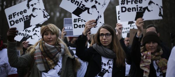 Berlin Türkiye Büyükelçiliği Deniz Yücel protestosu - Sputnik Türkiye