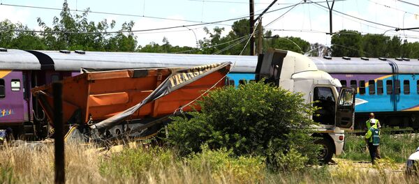 Güney Afrika'da yolcu treni ile kamyon çarpıştı - Sputnik Türkiye