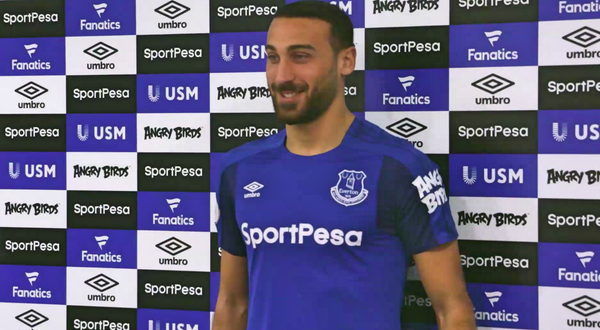 Everton kulübünün internet sitesinde, Cenk Tosun'un kulübe ait formayla çekilmiş fotoğrafları yayımlandı. - Sputnik Türkiye