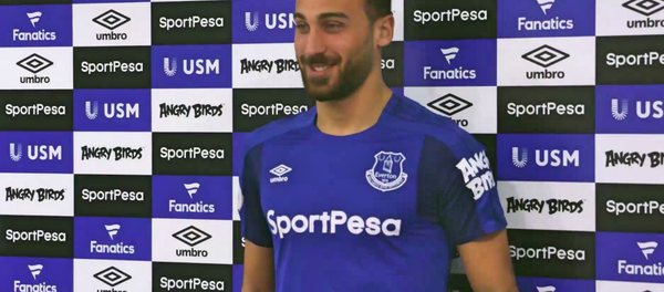 Everton kulübünün internet sitesinde, Cenk Tosun'un kulübe ait formayla çekilmiş fotoğrafları yayımlandı. - Sputnik Türkiye