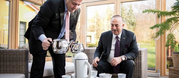 Almanya Dışişleri Bakanı Sigmar Gabriel, evinde ağırladığı Dışişleri Bakanı Mevlüt Çavuşoğlu'na eliyle Türk çayı ikram etti - Sputnik Türkiye