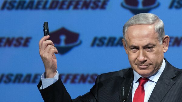 Israeli Prime Minister Benjamin Netanyahu shows a mobile phone (File) - Sputnik Türkiye