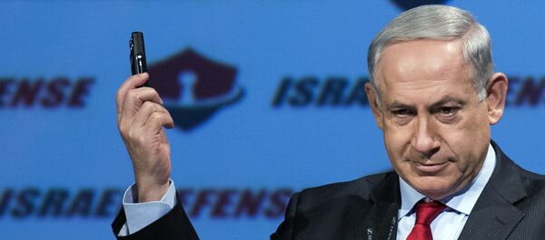 Israeli Prime Minister Benjamin Netanyahu shows a mobile phone (File) - Sputnik Türkiye
