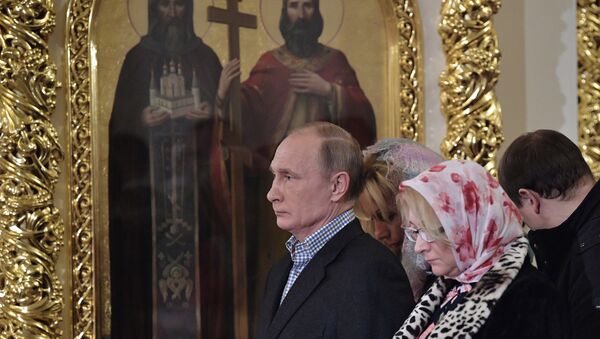 Rusya Devlet Başkanı Vladimir Putin St. Petersburg'daki St.Simeon ve Anna Katedrali'ndeki Noel ayinine katıldı. - Sputnik Türkiye