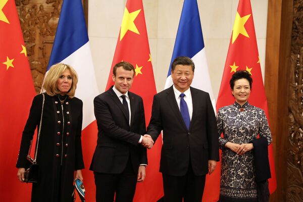 Emmanuel Macron, Brigitte Macron, Çin lideri Şi Cinping ve eşi Peng Liyuan - Sputnik Türkiye