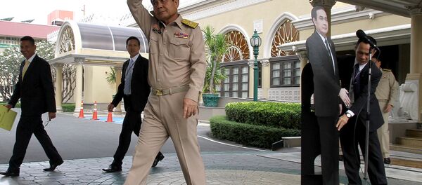 Tayland Başbakanı Prayut Çan-oça ve karton maketi - Sputnik Türkiye