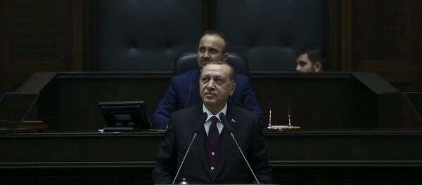 Cumhurbaşkanı ve AK Parti Genel Başkanı Recep Tayyip Erdoğan ve Başbakan Binali Yıldırım, partisinin TBMM Grup Toplantısı'na katıldı. - Sputnik Türkiye