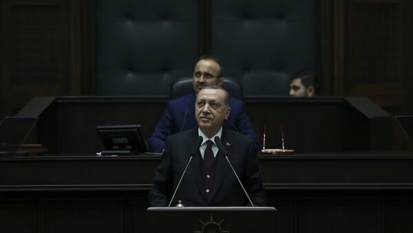 Cumhurbaşkanı ve AK Parti Genel Başkanı Recep Tayyip Erdoğan ve Başbakan Binali Yıldırım, partisinin TBMM Grup Toplantısı'na katıldı. - Sputnik Türkiye