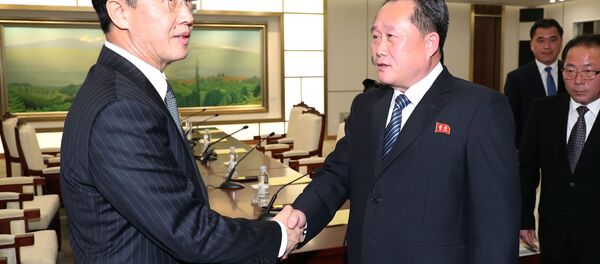 Kuzey Kore delegasyonunun başındaki Ri Son Gwon ile Güney Koreli mevkidaşı Cho Myoung-gyon - Sputnik Türkiye