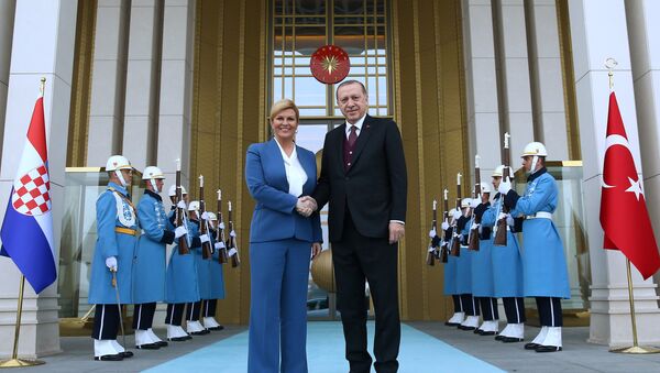 Erdoğan, Hırvatistan Cumhurbaşkanı Kolinda Grabar Kitarovic'i törenle karşıladı. - Sputnik Türkiye