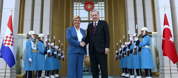 Erdoğan, Hırvatistan Cumhurbaşkanı Kolinda Grabar Kitarovic'i törenle karşıladı. Erdoğan, Hırvatistan Cumhurbaşkanı Kolinda Grabar Kitarovic'i törenle karşıladı. - Sputnik Türkiye
