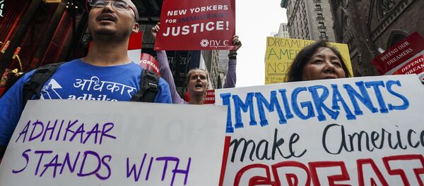New York'taki Trump Tower yakınlarında DACA'yı savunan eylemciler - Sputnik Türkiye
