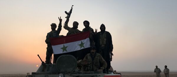 Suriye hükümet güçleri bayrağı Elbu Kemal - Sputnik Türkiye