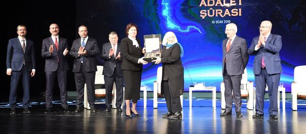 Alev Alatlı - Sputnik Türkiye