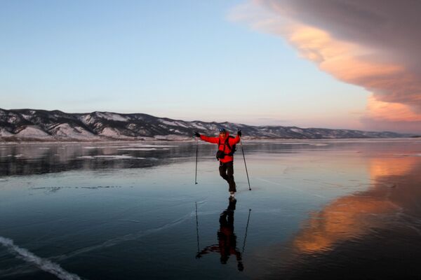 Baykal Gölü'nde buz pateni. - Sputnik Türkiye