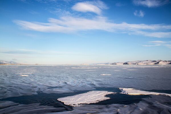 Baykal Gölü'nün kış manzarası. - Sputnik Türkiye