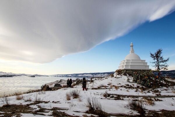 Ogoy Adası'nda bulunan bir Budist stupa'sı. - Sputnik Türkiye