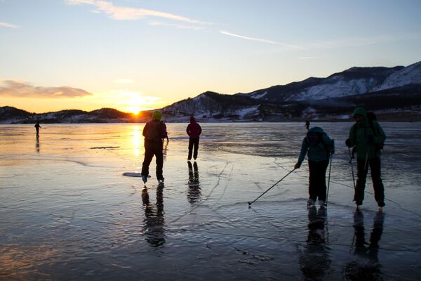 Baykal Gölü'nün donmuş tertemiz suları üzerinde buz pateni yapmak özel bir keyif. - Sputnik Türkiye