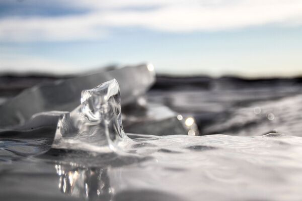 Baykal Gölü buzlarının yakın çekimi. - Sputnik Türkiye