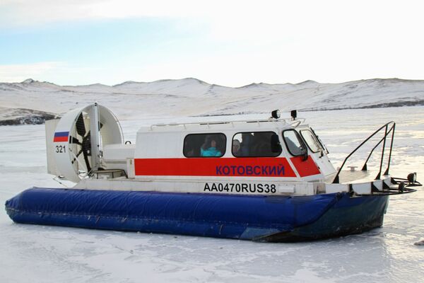 Yolcular, Baykal Gölü'nün buzları üzerinde hareket eden hava yastıklı tekneyle geziyor. - Sputnik Türkiye