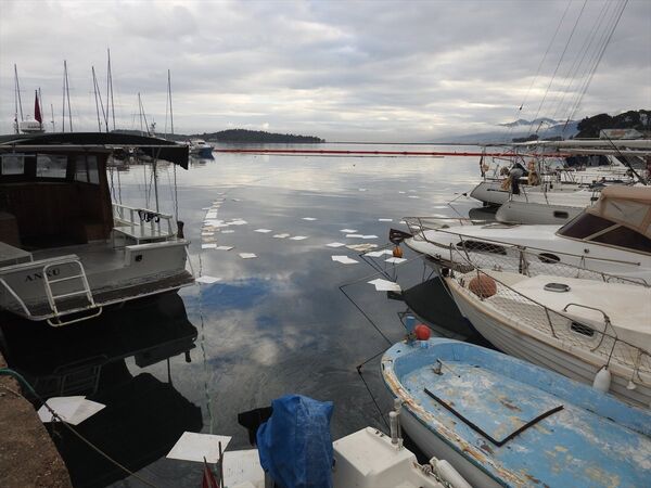 Urla'da denize fuel-oil sızdı, liman kapatıldı - Sputnik Türkiye
