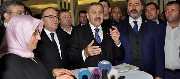 Orman ve Su İşleri Bakanı Veysel Eroğlu, bir otelde gerçekleştirilen '2017 Yılı Afyonkarahisar Yatırımlarını Değerlendirme Toplantısı'na katılmak üzere geldiği kentte, gazetecilerin sorularını cevapladı. - Sputnik Türkiye