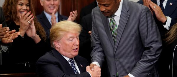 Trump Luther imza - Sputnik Türkiye