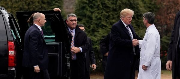 ABD Başkanı Donald Trump ile Dr. Ronny Jackson - Sputnik Türkiye