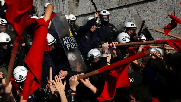 Yunanistan'da, meclise girmek isteyen komünist partililer polisle çatıştı - Sputnik Türkiye