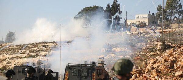 Batı Şeria'da İsrail askerleri göstericilere karşı plastik mermi kullandı - Sputnik Türkiye