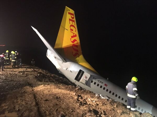 Ankara'dan Trabzon'a gelen uçak Trabzon Havalimanı'na iniş yaptıktan sonra pistten dışarıya çıktı. - Sputnik Türkiye