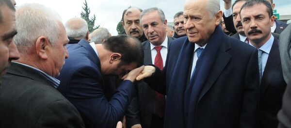 MHP Genel Başkanı Devlet Bahçeli, bir dizi açılış ve temel atma töreni için geldiği Osmaniye'de yolda partililerce karşılandı. - Sputnik Türkiye