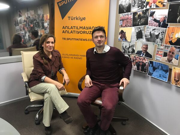 Serhat Sarısözen ile Gündem Dışı 'Oğuz Atay Özel Yayını'na konuk olan Prof. Dr. Handan İnci, Oğuz Atay'ı anlamak için, bir okur olgunluğu gerekir. Bu da Oğuz Atay'ın okuduğu kitapların en azından belli başlılarının okunmasını gerektirir. Eserlerinde neden Hamlet var, neden Kafka var? Bunun için Kafka'yı ve Hamlet'i okumanız gerekir dedi. - Sputnik Türkiye