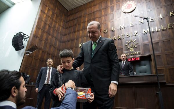 Erdoğan da çocukla bir süre sohbet etti ve fotoğraf çektirdi. - Sputnik Türkiye